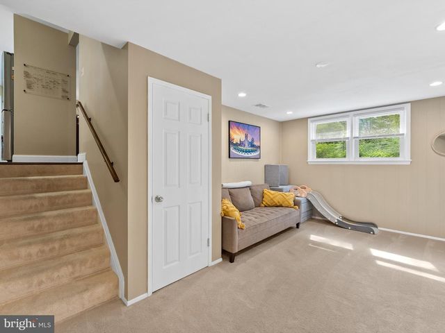 5208 LINDSAY ST, Fairfax, VA 22032