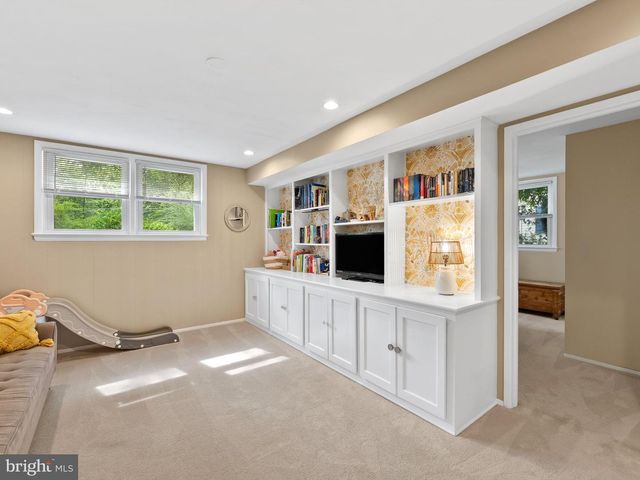 5208 LINDSAY ST, Fairfax, VA 22032