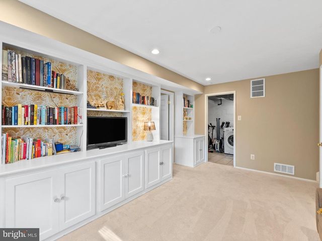 5208 LINDSAY ST, Fairfax, VA 22032