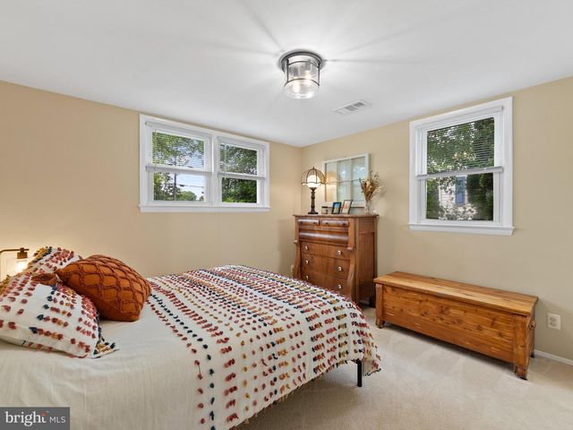 5208 LINDSAY ST, Fairfax, VA 22032