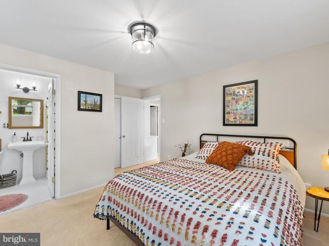 5208 LINDSAY ST, Fairfax, VA 22032