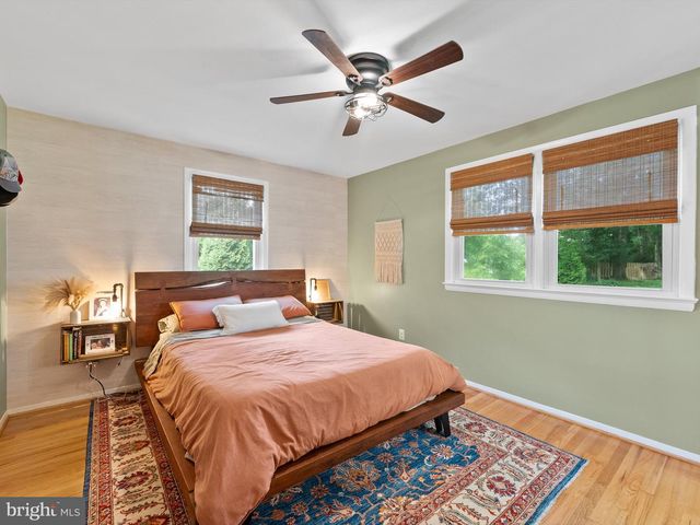 5208 LINDSAY ST, Fairfax, VA 22032