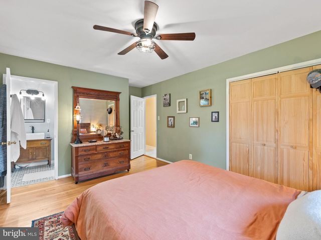 5208 LINDSAY ST, Fairfax, VA 22032