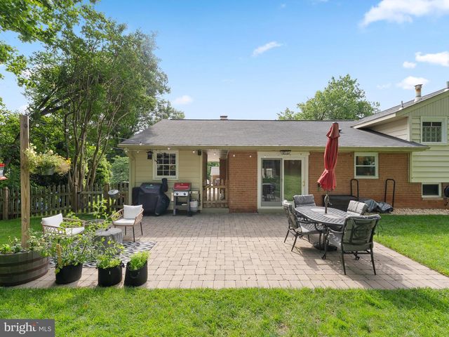 5208 LINDSAY ST, Fairfax, VA 22032