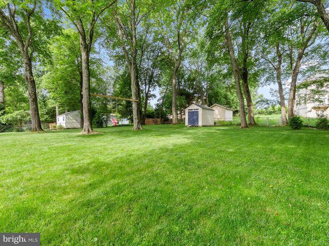 5208 LINDSAY ST, Fairfax, VA 22032