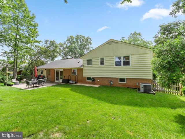 5208 LINDSAY ST, Fairfax, VA 22032