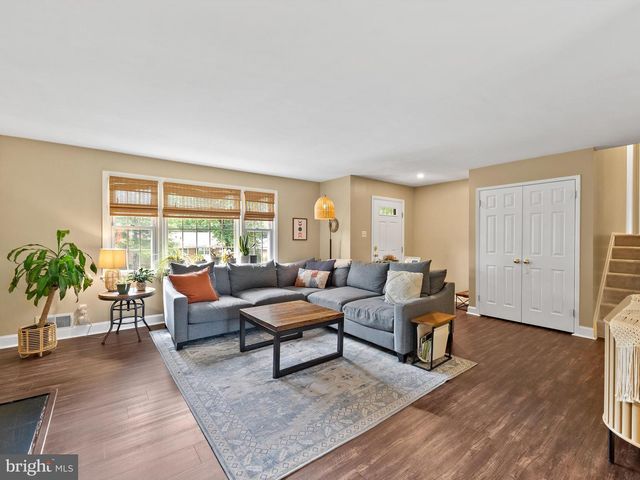 5208 LINDSAY ST, Fairfax, VA 22032