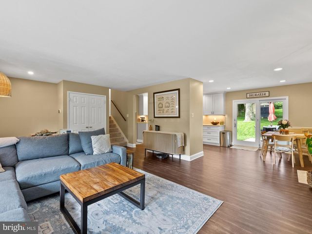 5208 LINDSAY ST, Fairfax, VA 22032