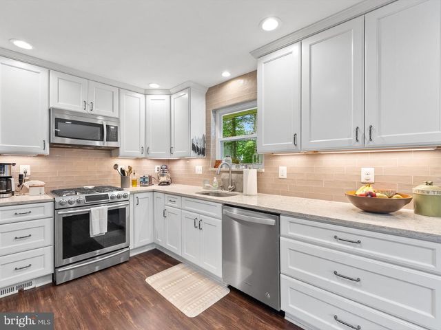 5208 LINDSAY ST, Fairfax, VA 22032