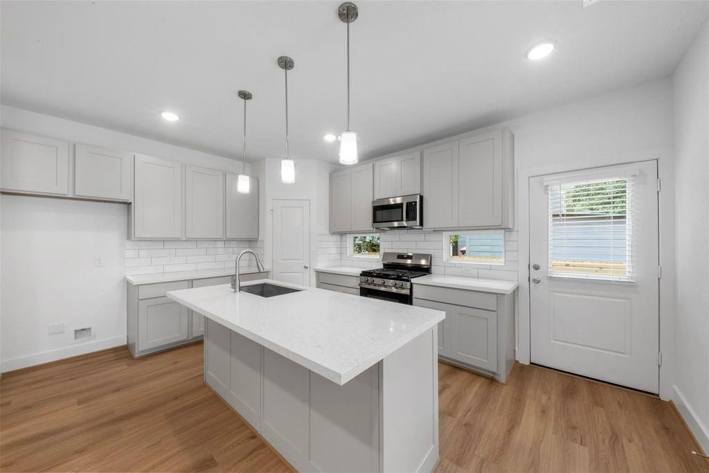 1220 E 33rd Street, Houston, TX 77022