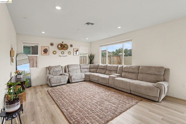 225 Cold Creek Dr, Oakley, CA 94561