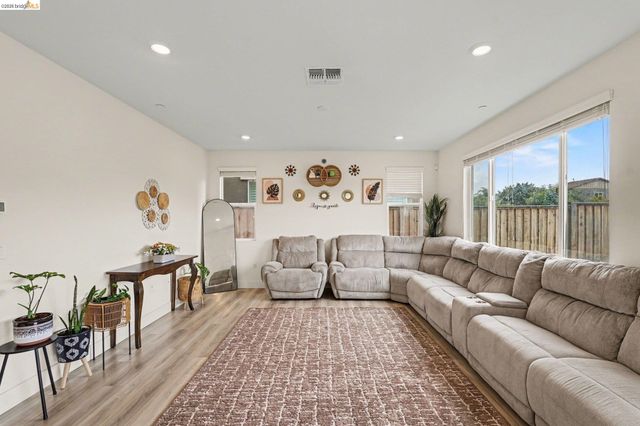 225 Cold Creek Dr, Oakley, CA 94561