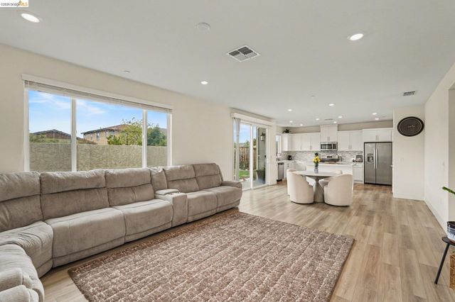225 Cold Creek Dr, Oakley, CA 94561