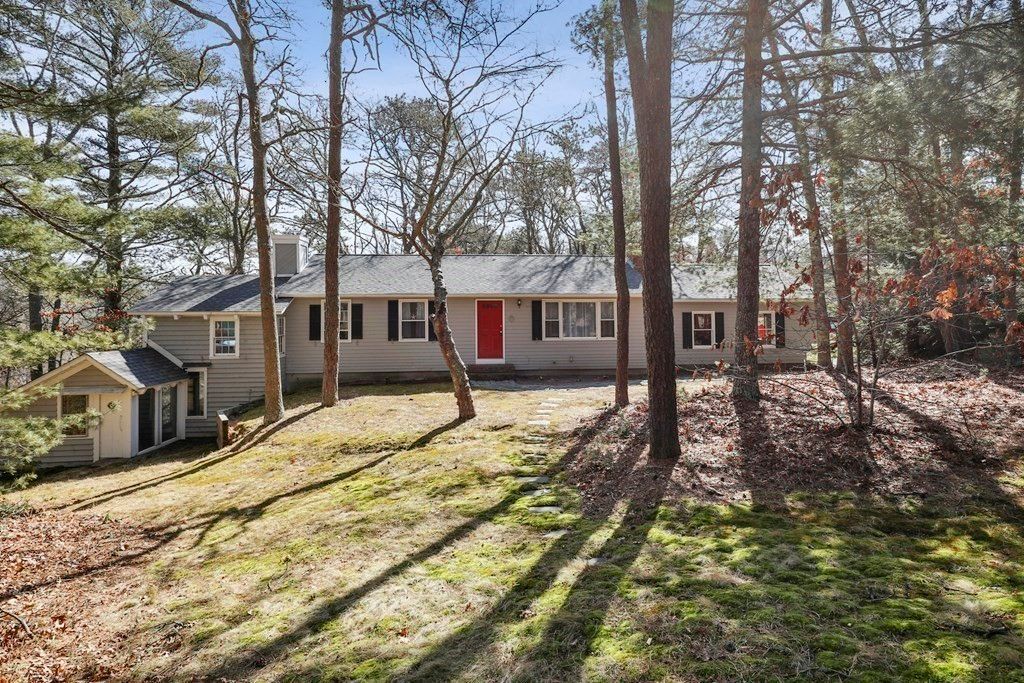 24 Little John Rd, Falmouth, MA 02536