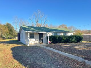 1137 M W Rickenbaker Road, Manning, SC 29102