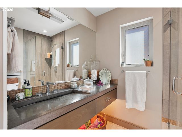 18525 Ne Marine Dr D-2, Portland, OR 97230