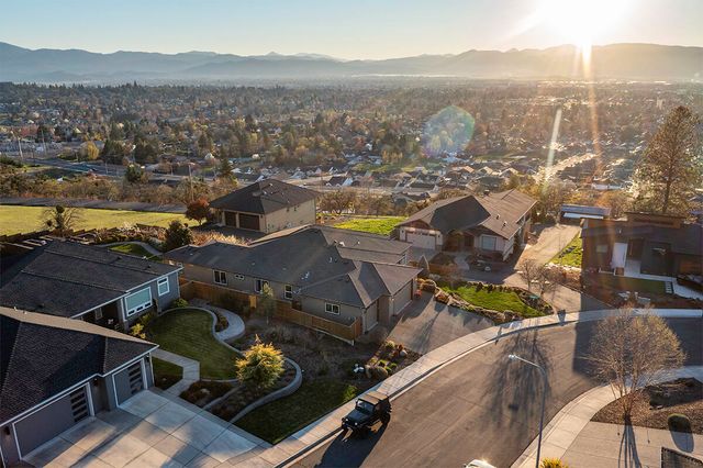 3274 Annapolis Drive, Medford, OR 97504