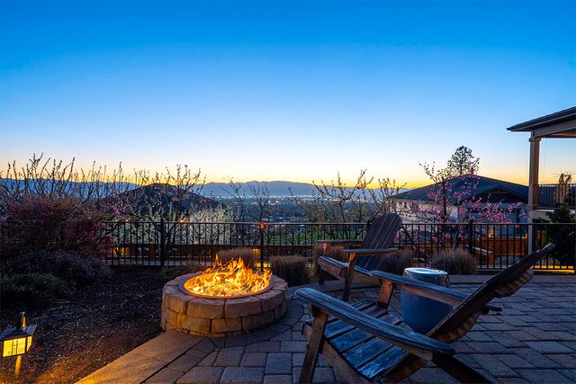 3274 Annapolis Drive, Medford, OR 97504