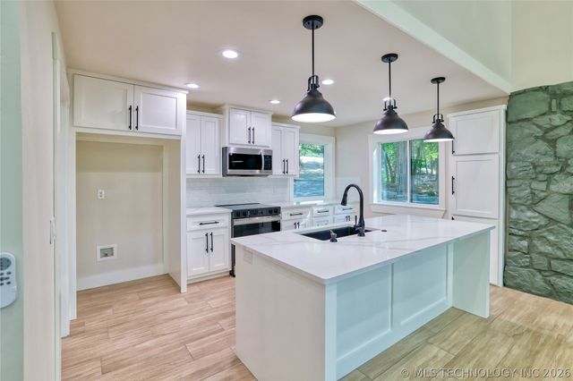 1296 Robin Hood, Eufaula, OK 74432