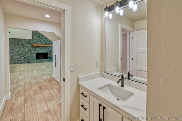 1296 Robin Hood, Eufaula, OK 74432