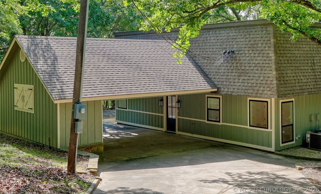 1296 Robin Hood, Eufaula, OK 74432