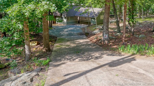 1296 Robin Hood, Eufaula, OK 74432