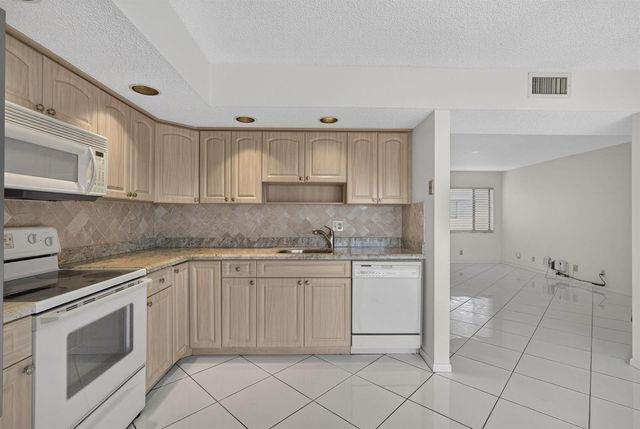 5340 Las Verdes Circle 307, Delray Beach, FL 33484