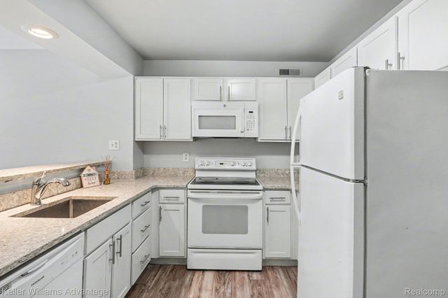 833 Bloomfield Village Boulevard H, Auburn Hills, MI 48326