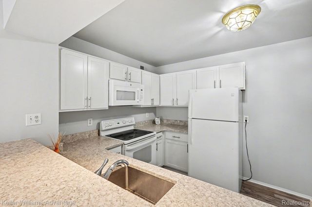 833 Bloomfield Village Boulevard H, Auburn Hills, MI 48326