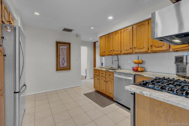 9 Lauren Avenue, Dix Hills, NY 11746