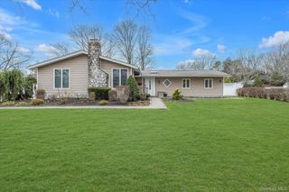 9 Lauren Avenue, Dix Hills, NY 11746