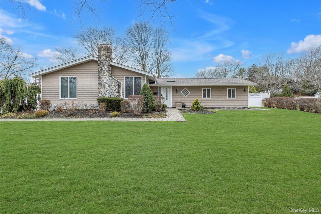 9 Lauren Avenue, Dix Hills, NY 11746