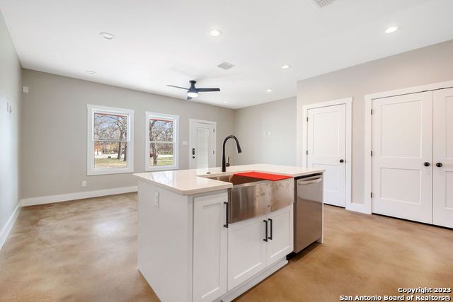 1910 E Houston St - BLDG.4, San Antonio, TX 78202