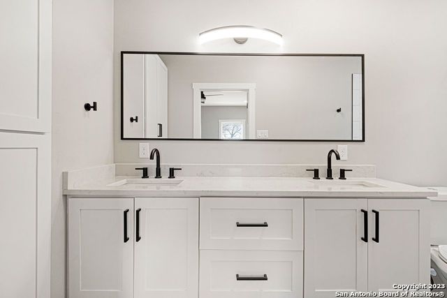 1910 E Houston St - BLDG.4, San Antonio, TX 78202