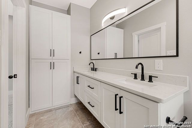 1910 E Houston St - BLDG.4, San Antonio, TX 78202