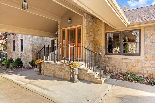 701 White Oak Lane, Gladstone, MO 64116