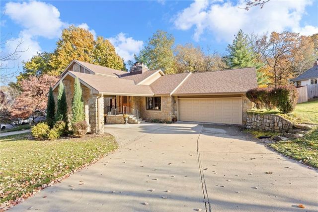 701 White Oak Lane, Gladstone, MO 64116