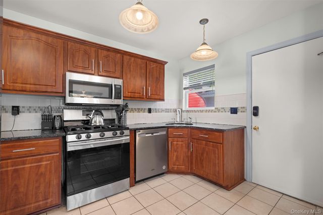 111 Woodside Avenue, Freeport, NY 11520