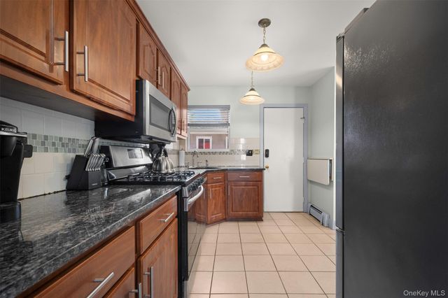 111 Woodside Avenue, Freeport, NY 11520