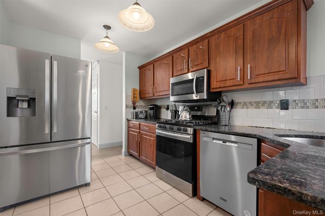 111 Woodside Avenue, Freeport, NY 11520