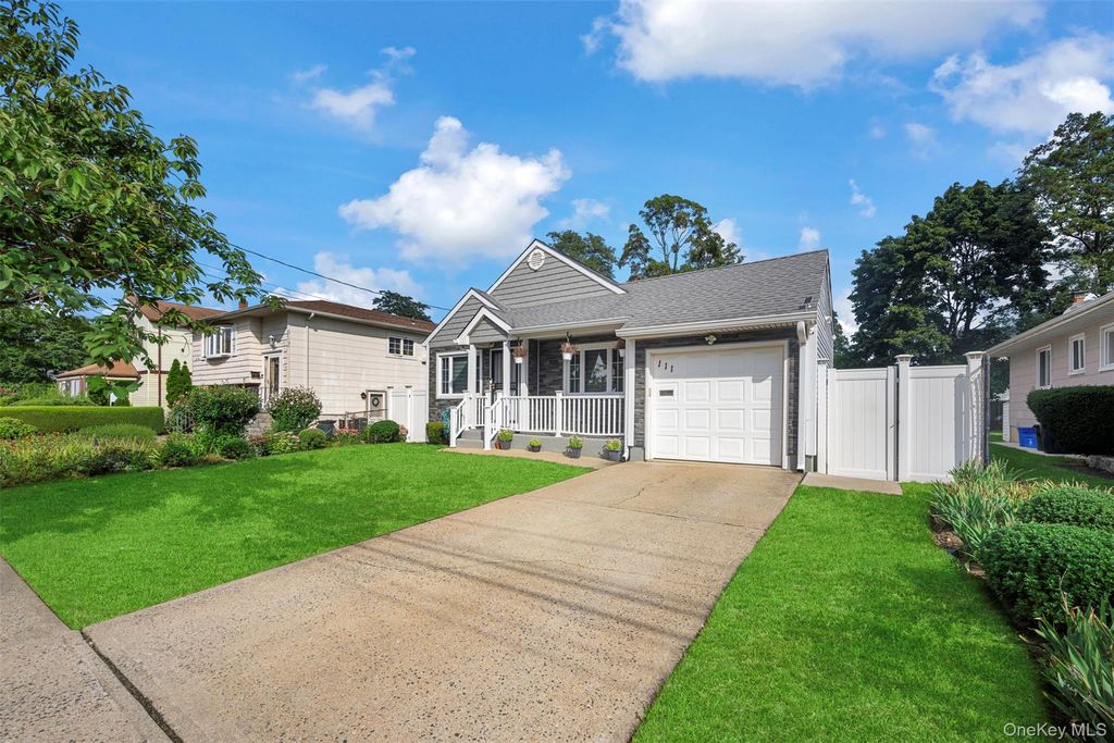 111 Woodside Avenue, Freeport, NY 11520 — photo 2