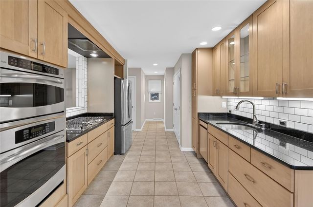 1585 Stone Mansion Dr, Franklin Park, PA 15143