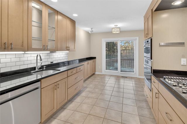 1585 Stone Mansion Dr, Franklin Park, PA 15143