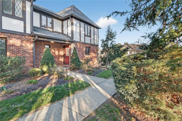 1585 Stone Mansion Dr, Franklin Park, PA 15143