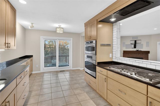 1585 Stone Mansion Dr, Franklin Park, PA 15143