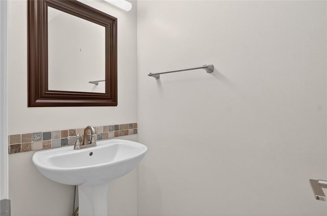 1585 Stone Mansion Dr, Franklin Park, PA 15143