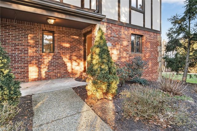 1585 Stone Mansion Dr, Franklin Park, PA 15143