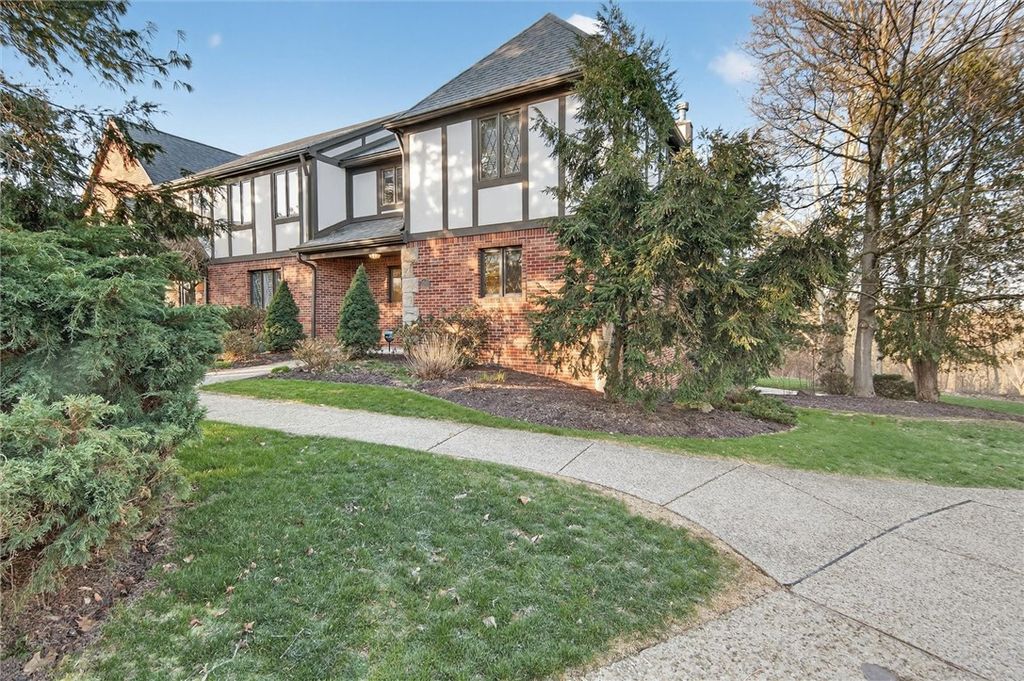 1585 Stone Mansion Dr, Franklin Park, PA 15143