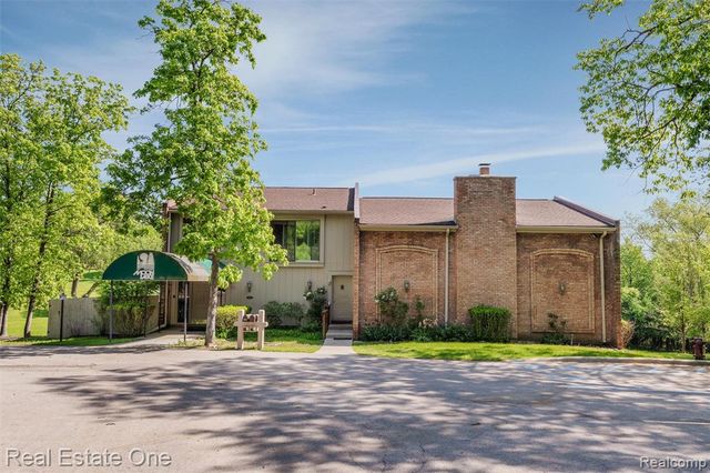2903 Moon Lake Drive, West Bloomfield, MI 48323