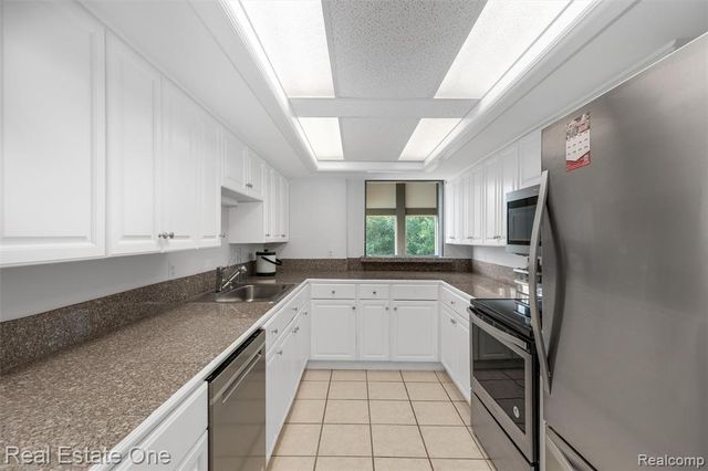 2903 Moon Lake Drive, West Bloomfield, MI 48323